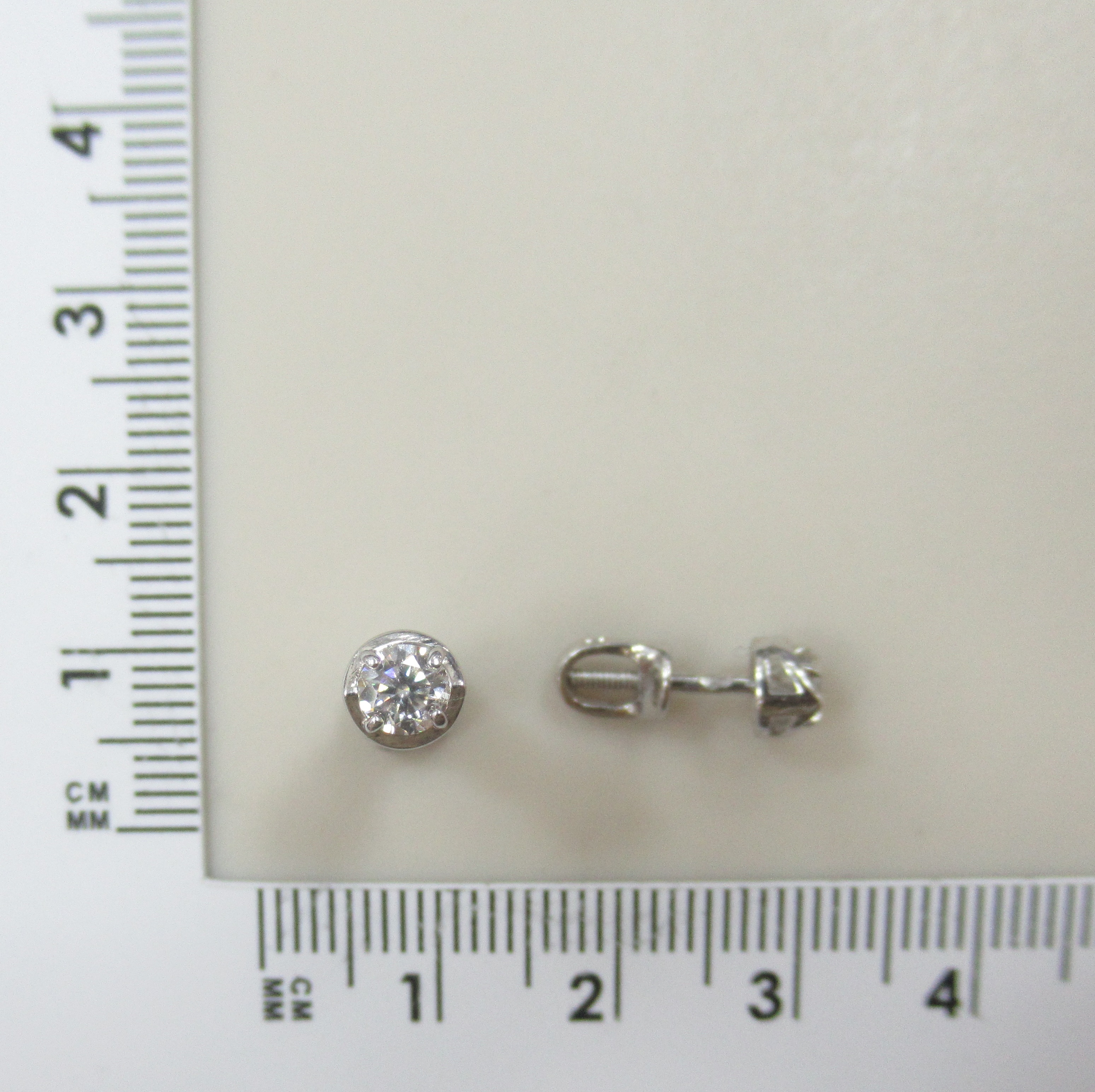 Серебряные серьги-пусеты с муассанитами